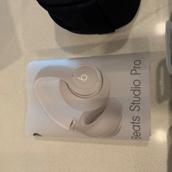 LIKE NEW BEATS HEADPHONES - Picture 4 of 5